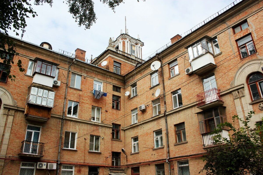 Сталинский_дом_со_шпилем_в_Никополе.jpg