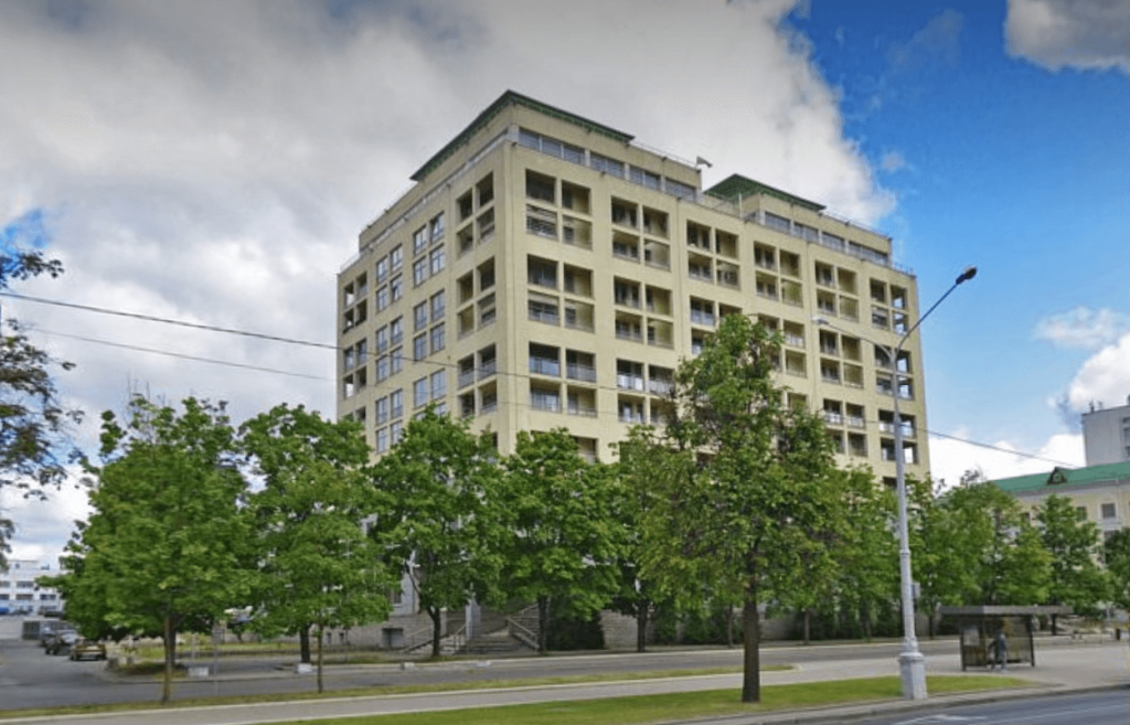 дом напротив парка Челюскинцев.png